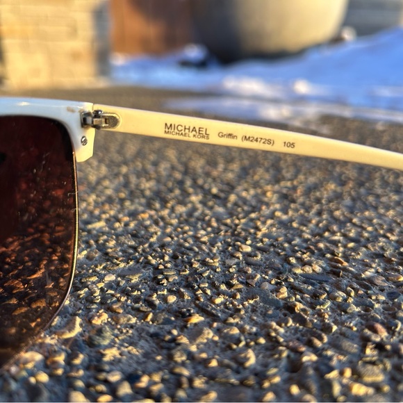 MICHAEL KORS WOMEN SUNGLASS GRIFFIN M2472S 101 WHITE/GOLD METAL w/ Original Case - Picture 2 of 8